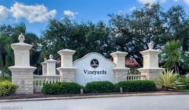 66 Fountain Cir, Naples, FL 34119-30