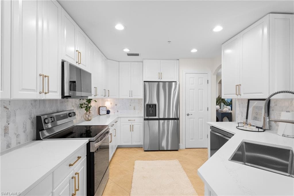 8775 Coastline Ct 102, Naples, FL 34120-9
