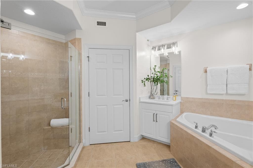 8775 Coastline Ct 102, Naples, FL 34120-22
