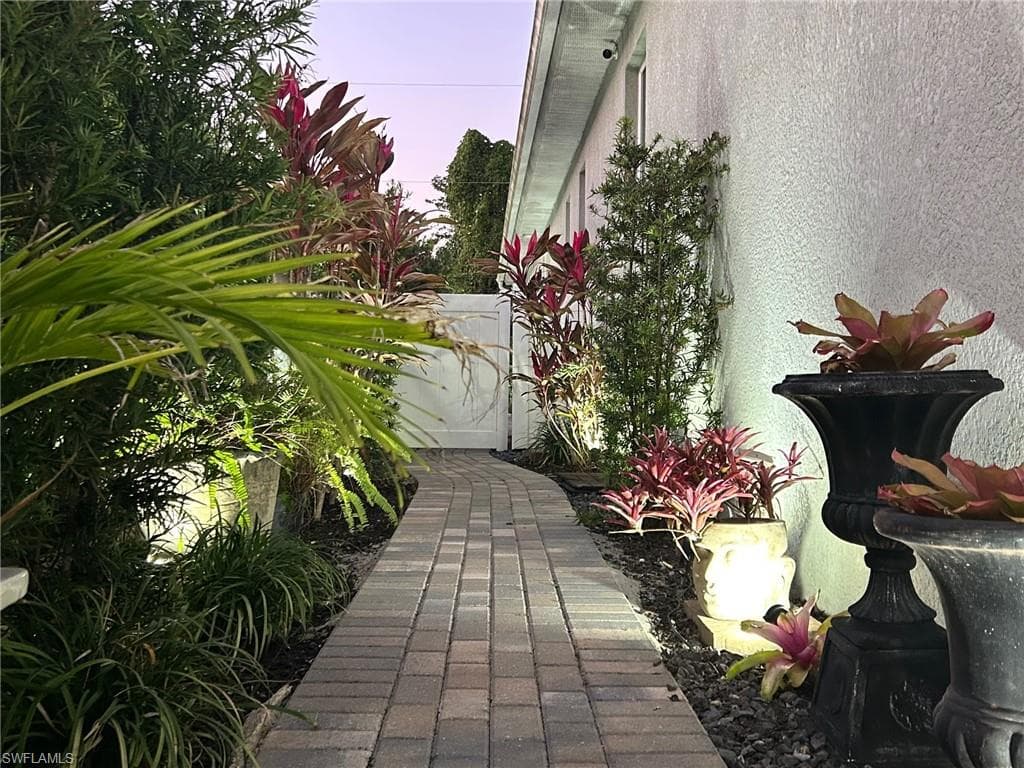 2805 Linda Dr, Naples, FL 34112-43