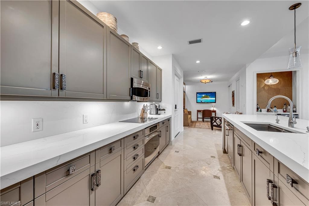 780 5th Ave S 203, Naples, FL 34102-10