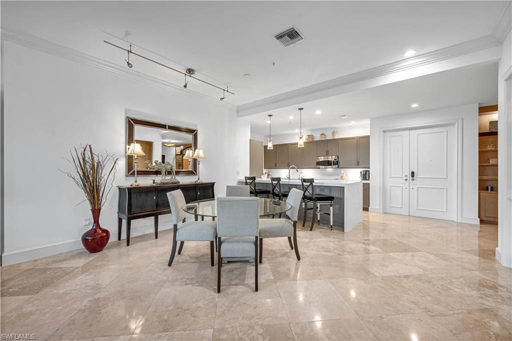 780 5th Ave S 203, Naples, FL 34102-7