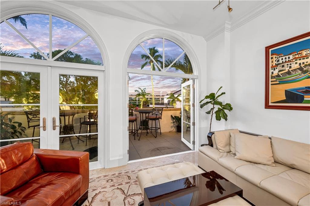 780 5th Ave S 203, Naples, FL 34102-8