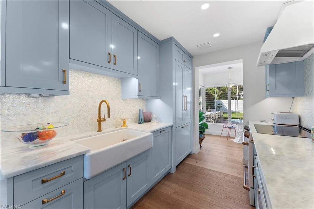 692 Lake Dr, Naples, FL 34102-9