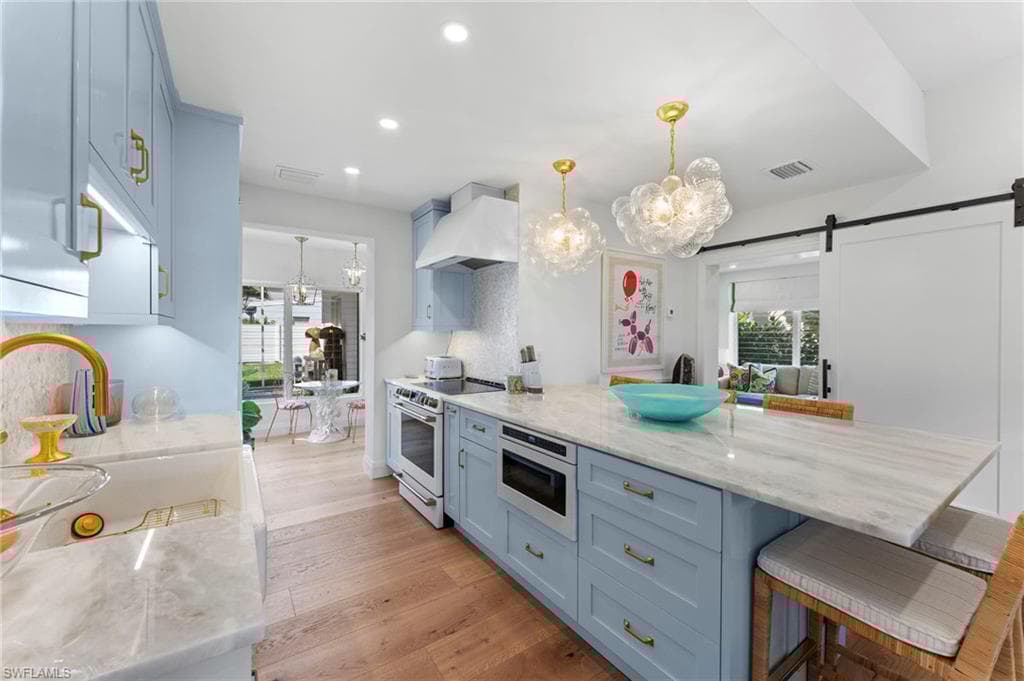 692 Lake Dr, Naples, FL 34102-10