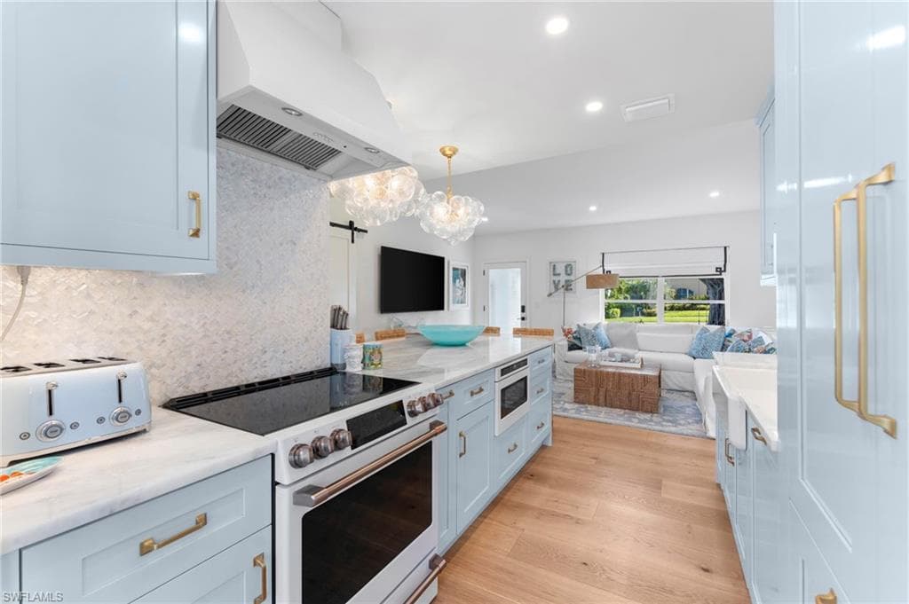 692 Lake Dr, Naples, FL 34102-11