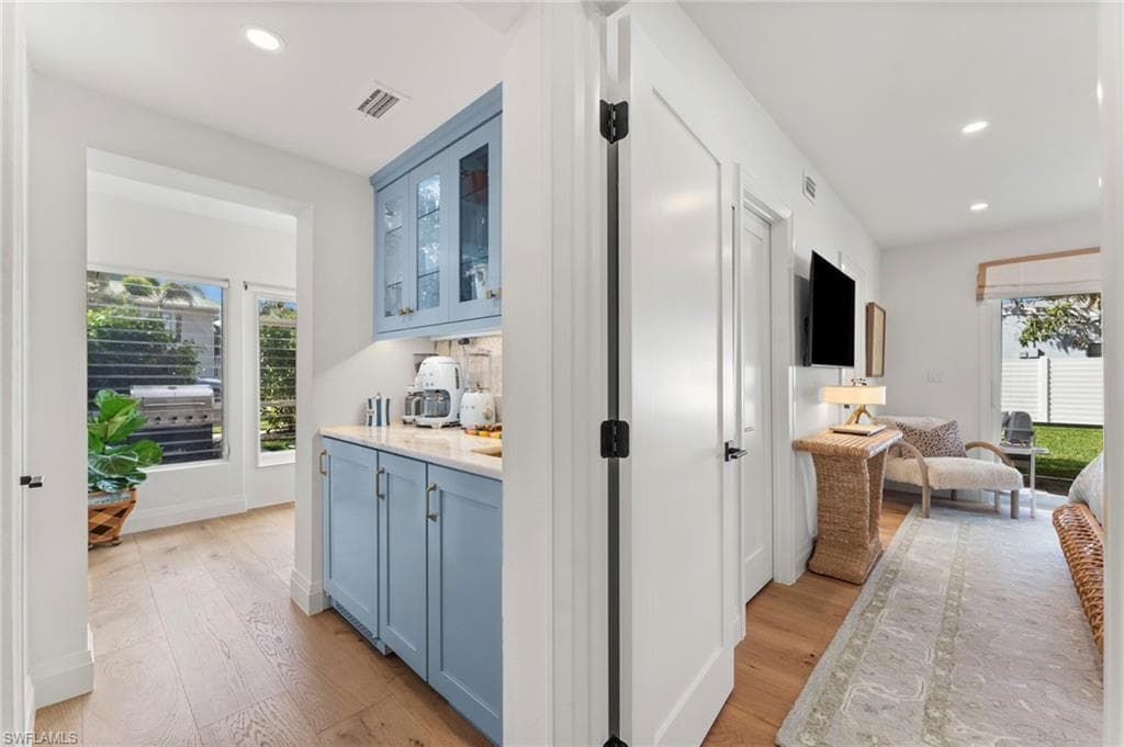 692 Lake Dr, Naples, FL 34102-13