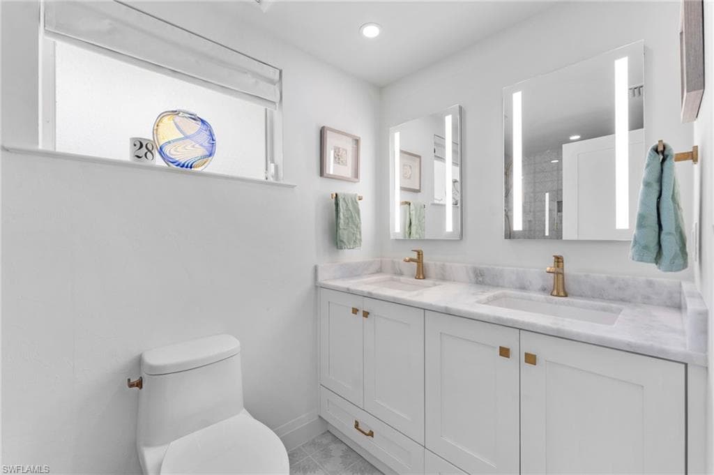 692 Lake Dr, Naples, FL 34102-16