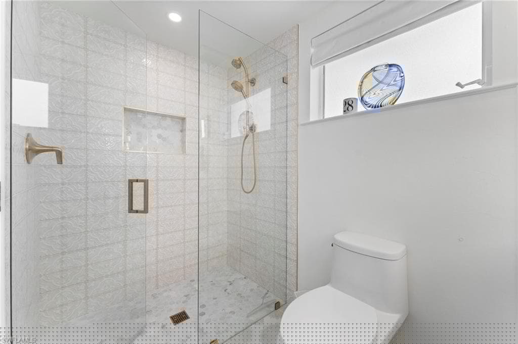 692 Lake Dr, Naples, FL 34102-17
