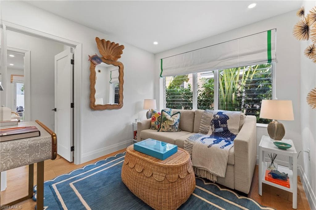 692 Lake Dr, Naples, FL 34102-18