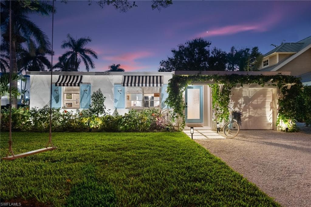 692 Lake Dr, Naples, FL 34102-1