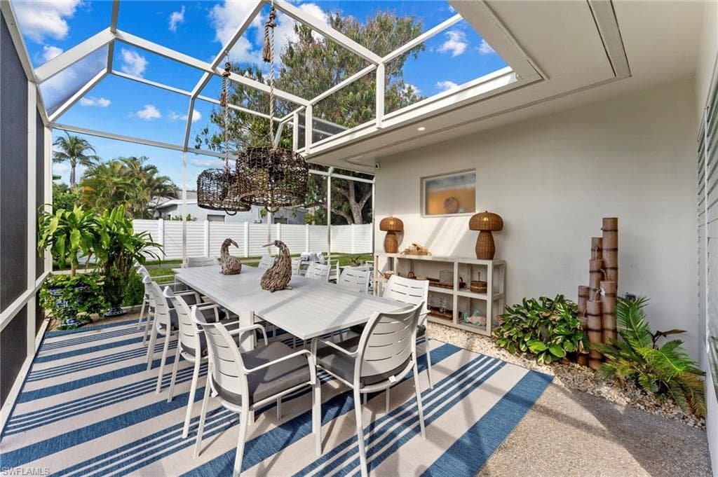 692 Lake Dr, Naples, FL 34102-23