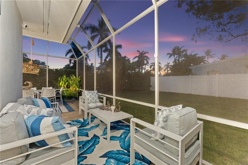 692 Lake Dr, Naples, FL 34102-25