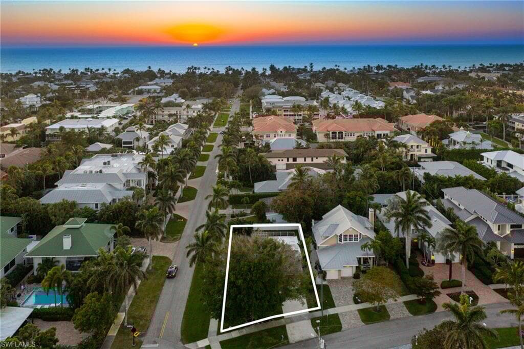 692 Lake Dr, Naples, FL 34102-28