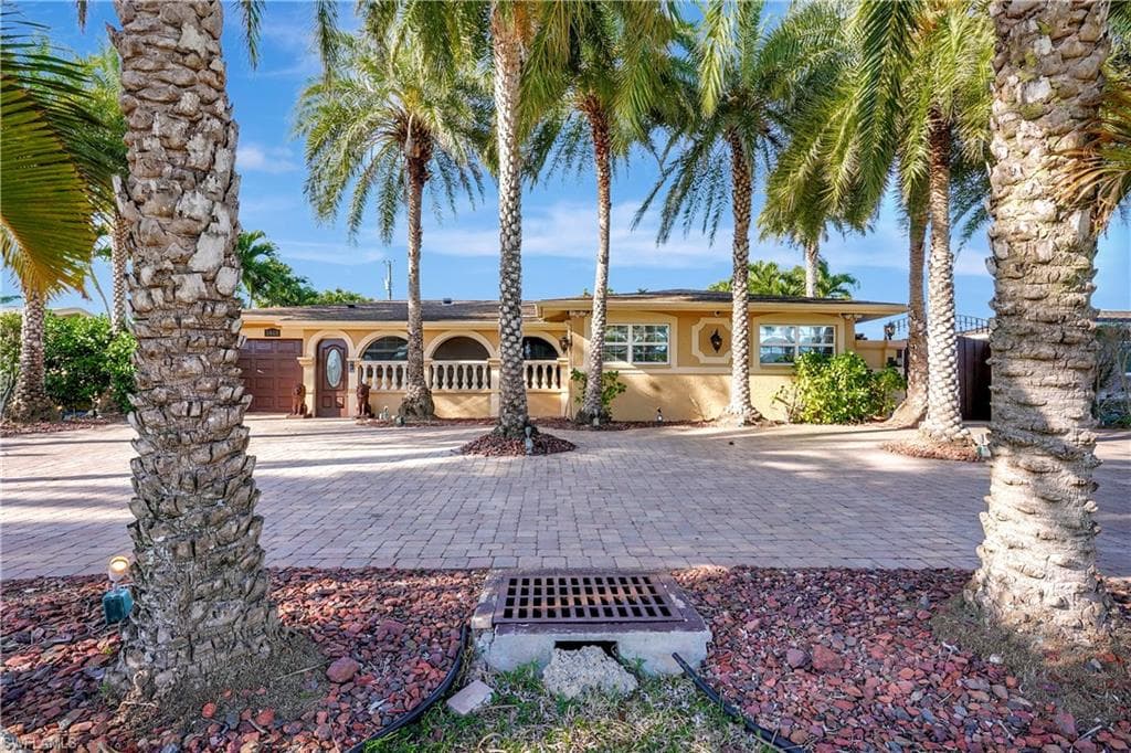 1013 44th St, Cape Coral, FL 33904-3