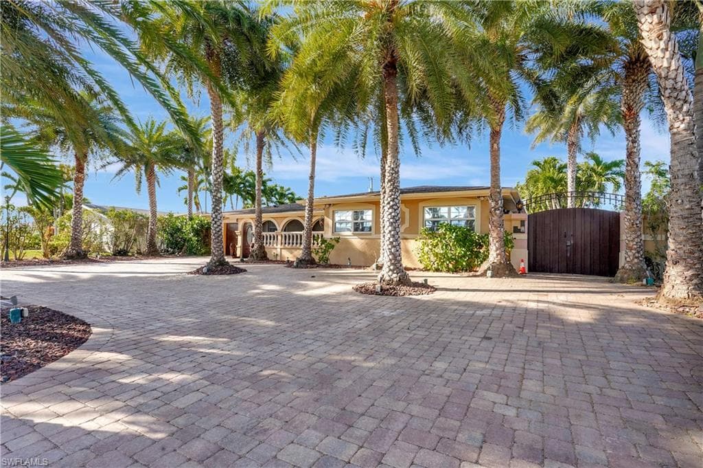 1013 44th St, Cape Coral, FL 33904-4