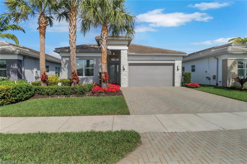 11528 Jacaranda Dr, Naples, FL 34120-3