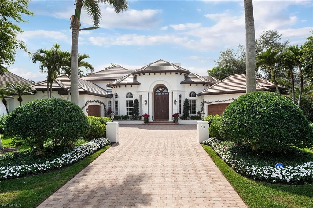 614 Bow Line Dr, Naples, FL 34103-1