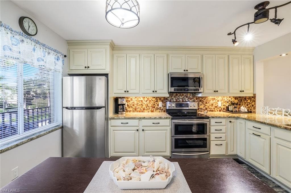 3061 Sandpiper Bay Cir J202, Naples, FL 34112-4