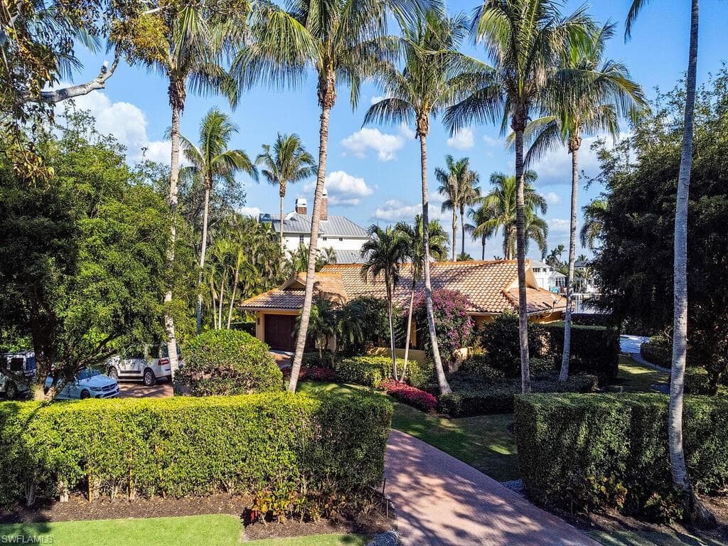 1825 Gordon Dr E, Naples, FL 34102-1