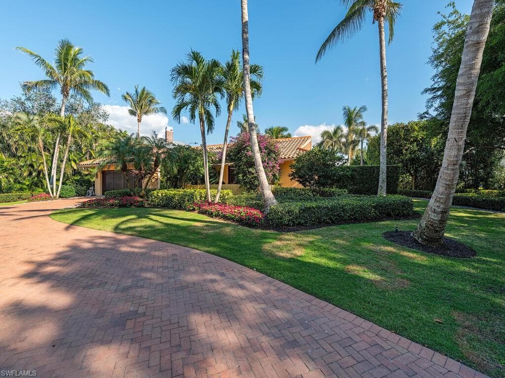1825 Gordon Dr E, Naples, FL 34102-2