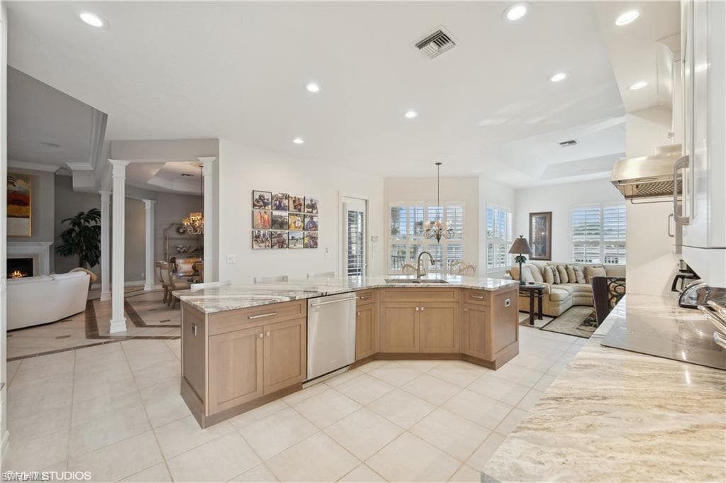 446 Bayside Ave, Naples, FL 34108-10