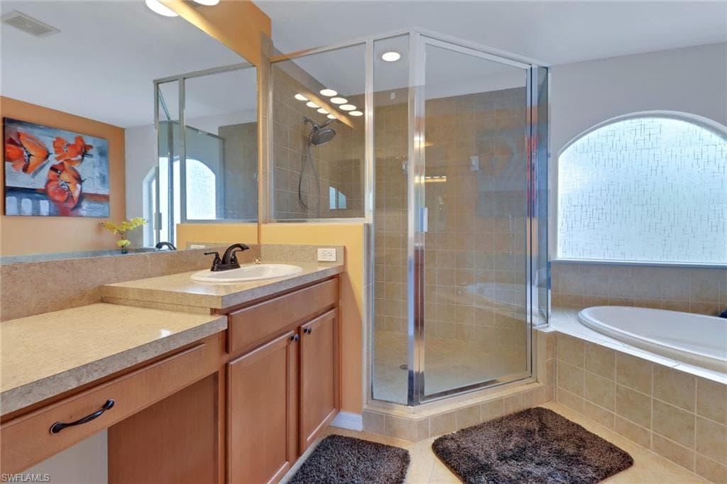 1581 Birdie Dr, Naples, FL 34120-17