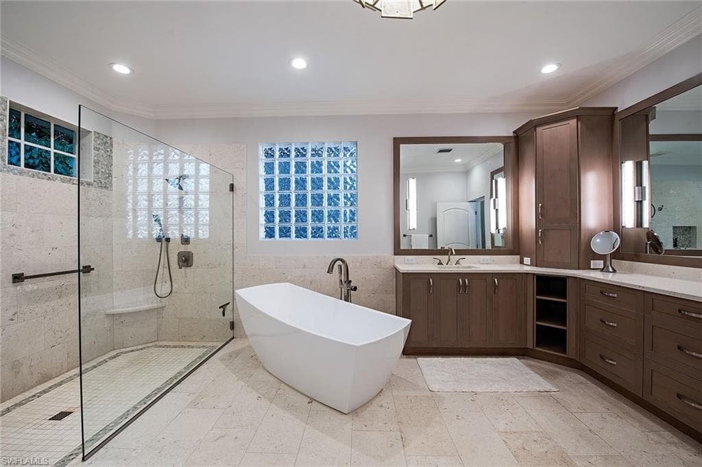 812 Bentwood Dr, Naples, FL 34108-10