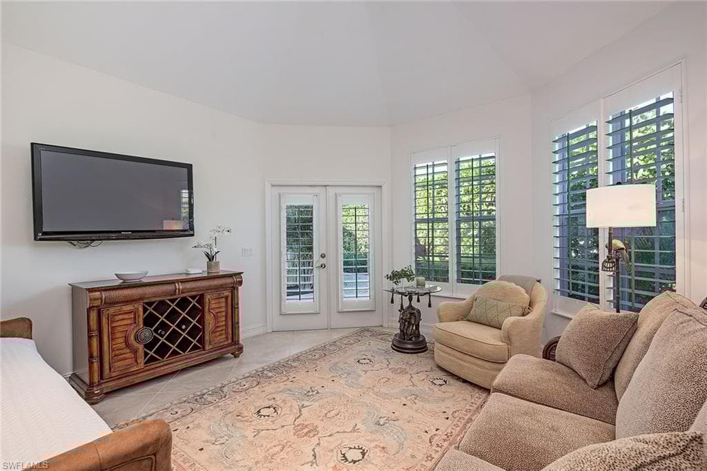 812 Bentwood Dr, Naples, FL 34108-15