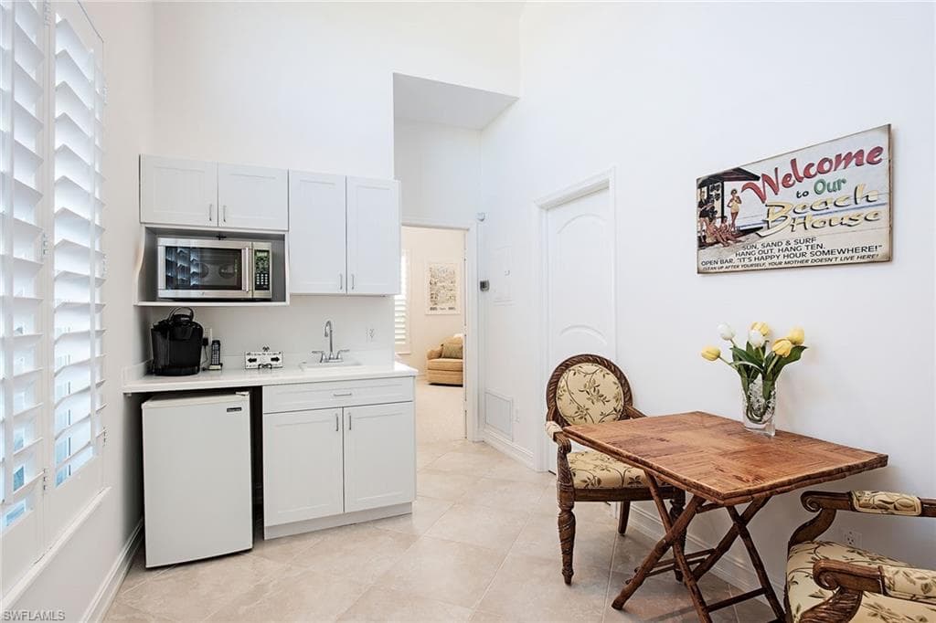 812 Bentwood Dr, Naples, FL 34108-16