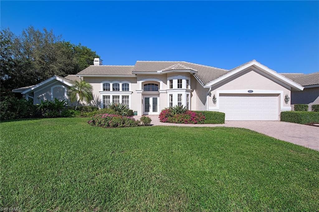 812 Bentwood Dr, Naples, FL 34108-1