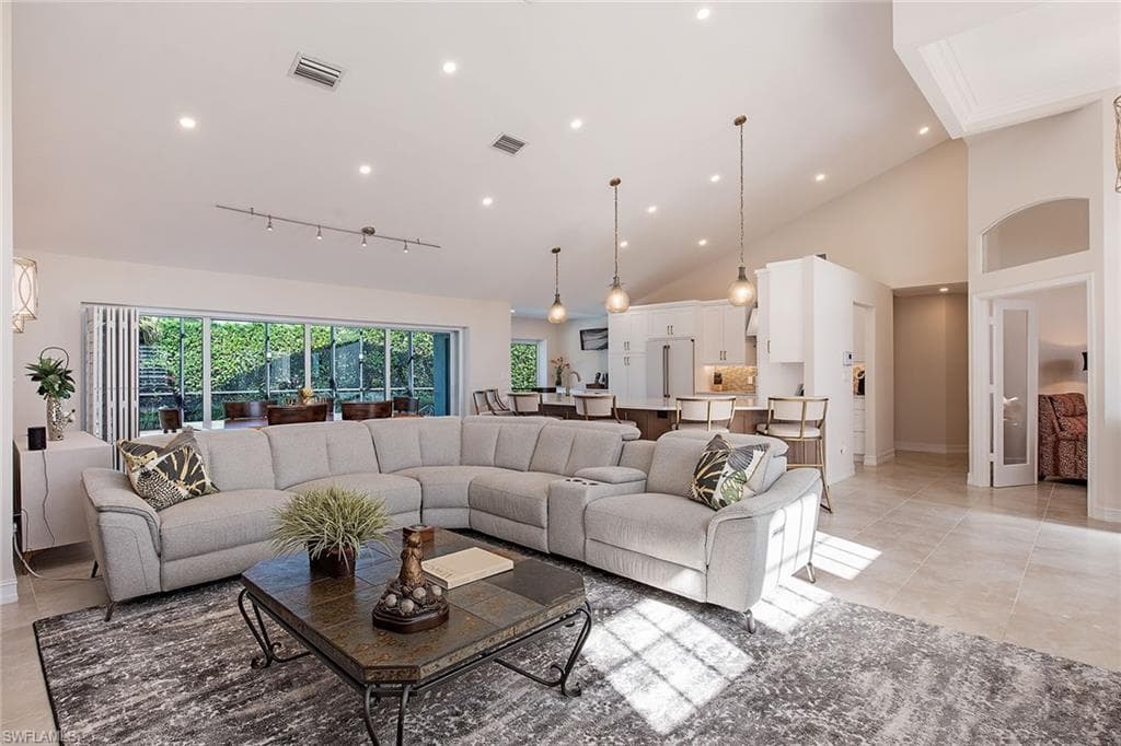 812 Bentwood Dr, Naples, FL 34108-5