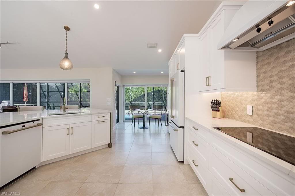 812 Bentwood Dr, Naples, FL 34108-7