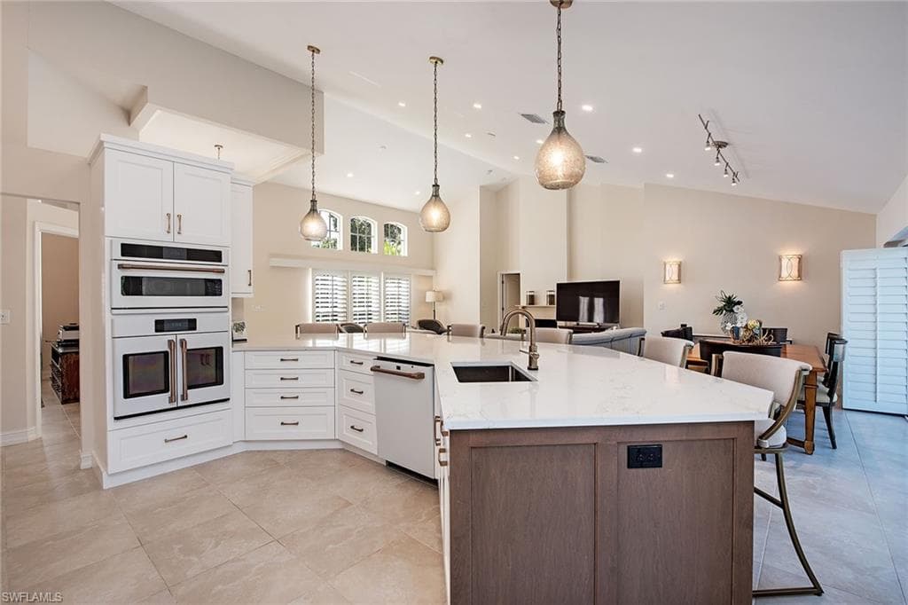 812 Bentwood Dr, Naples, FL 34108-8