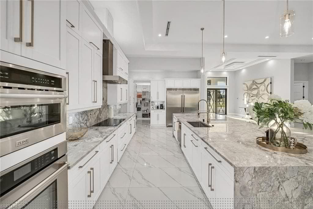 866 12th St NE, Naples, FL 34120-12