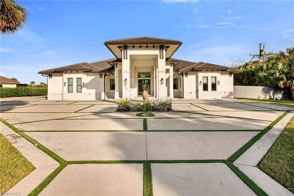 866 12th St NE, Naples, FL 34120-4