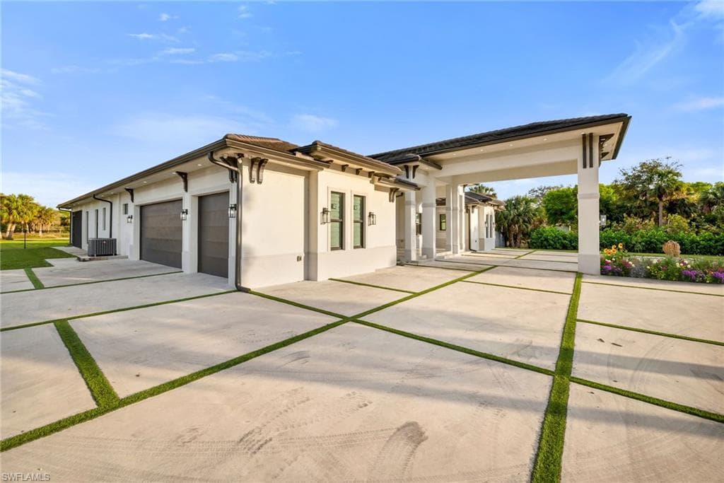 866 12th St NE, Naples, FL 34120-5
