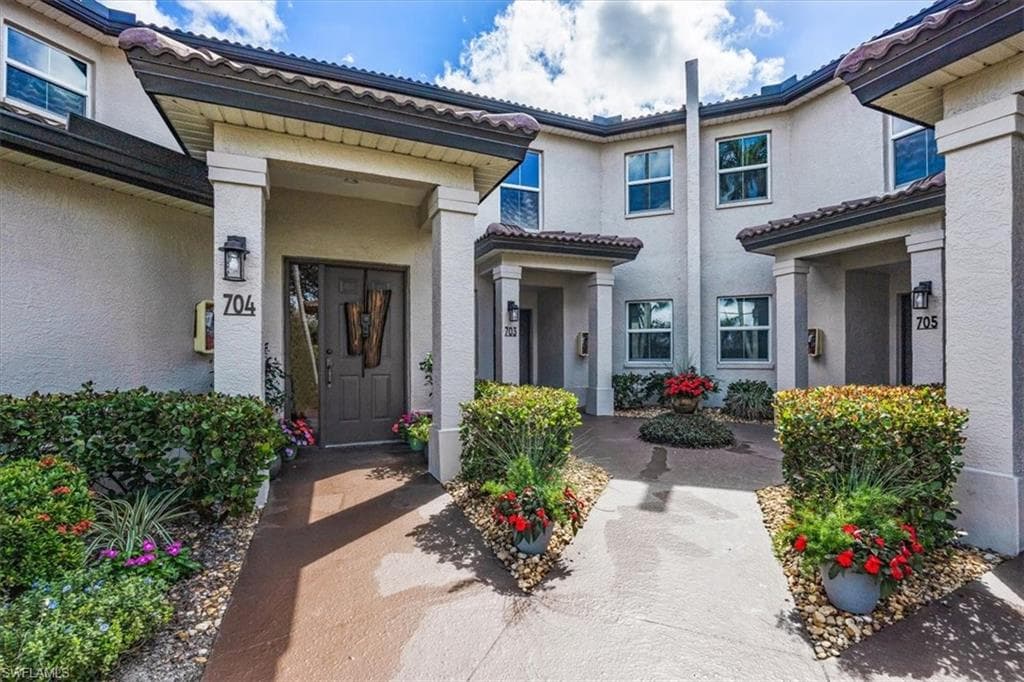 700 Diamond Cir 704, Naples, FL 34110-23