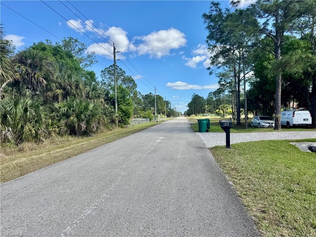 121 24th Ave NE, Naples, FL 34120-6