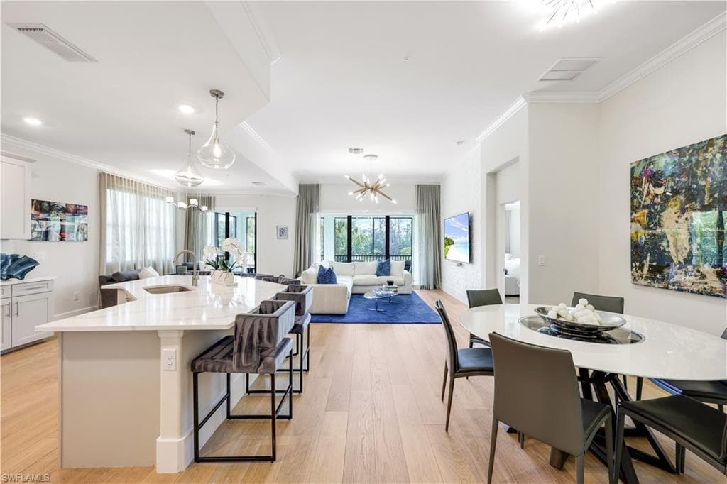 16356 Viansa Way 9-201, Naples, FL 34110-9