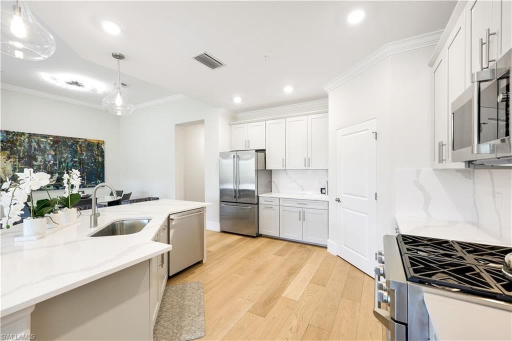 16356 Viansa Way 9-201, Naples, FL 34110-10