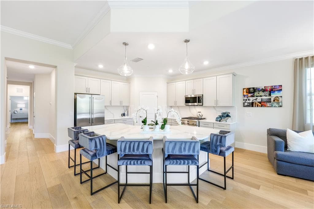 16356 Viansa Way 9-201, Naples, FL 34110-1