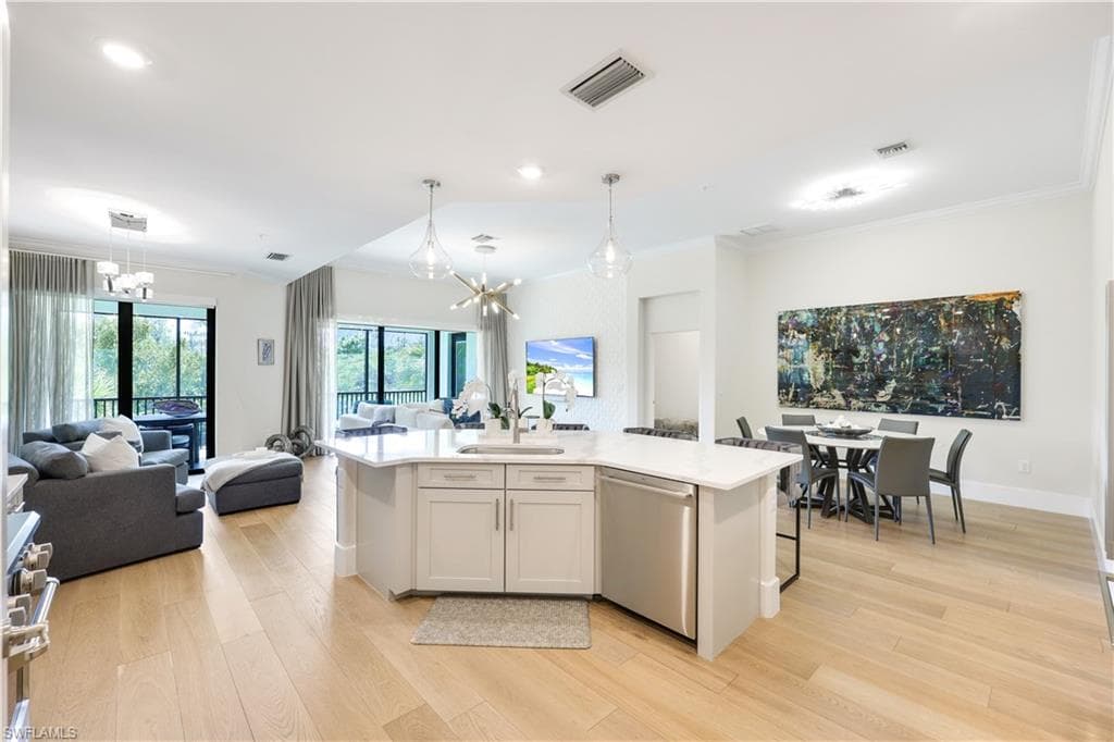 16356 Viansa Way 9-201, Naples, FL 34110-8