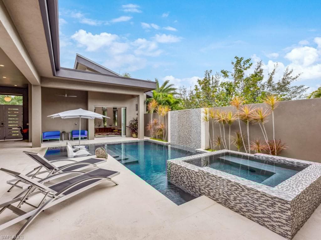 600 Crescent St, Marco Island, FL 34145-40