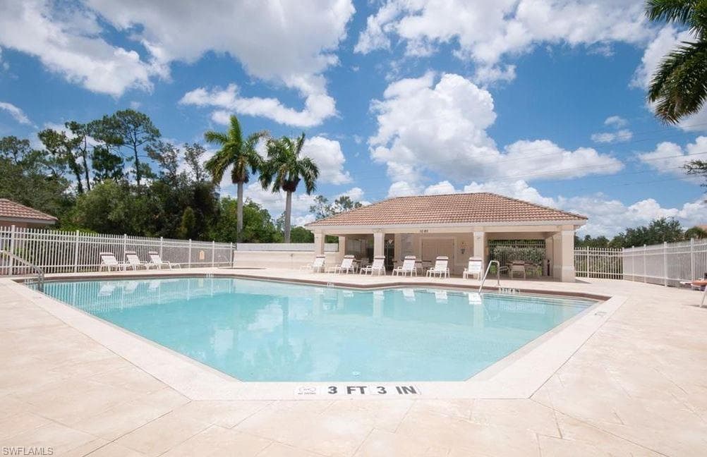 1172 Oxford Ln 27, Naples, FL 34105-4