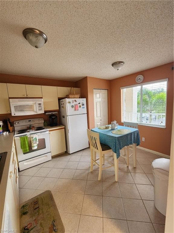 6985 Dennis Cir H204, Naples, FL 34104-5