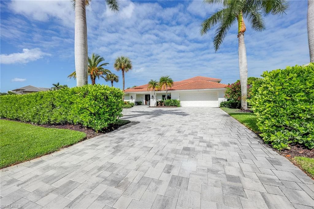 4611 Crayton Rd, Naples, FL 34103-25