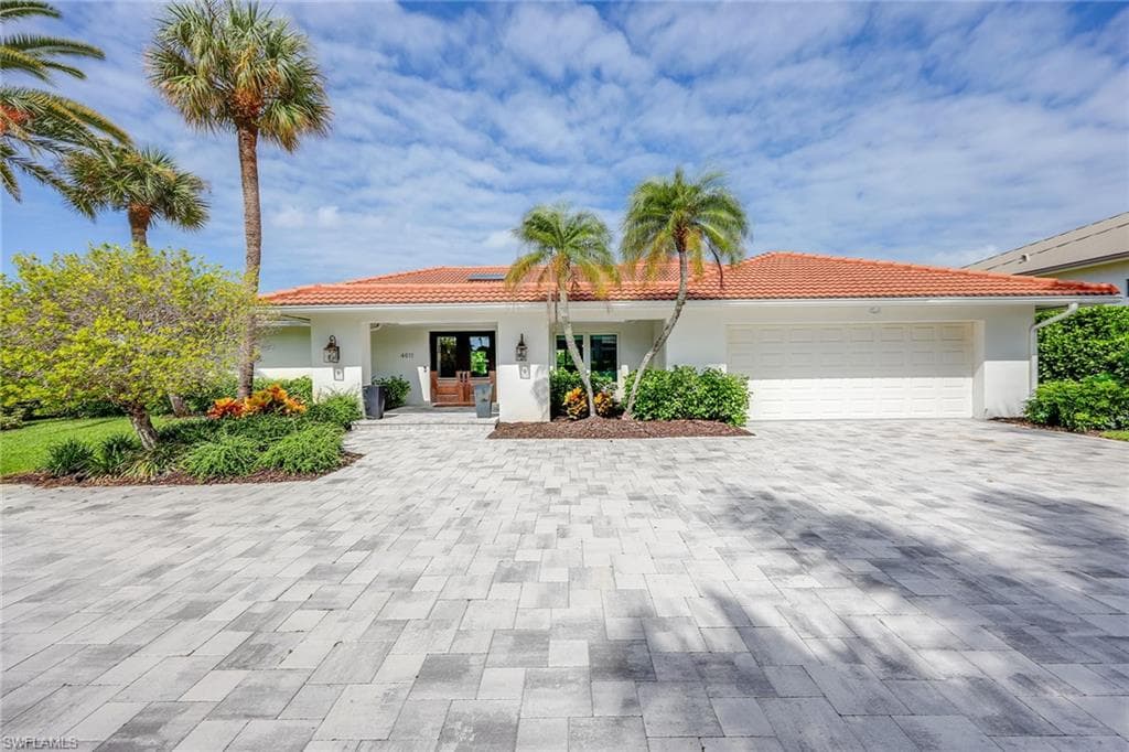 4611 Crayton Rd, Naples, FL 34103-2