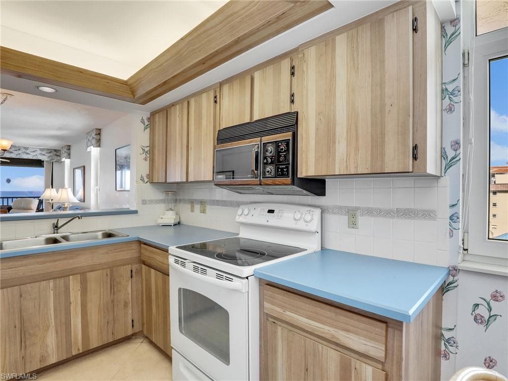 9415 Gulf Shore Dr 602, Naples, FL 34108-15