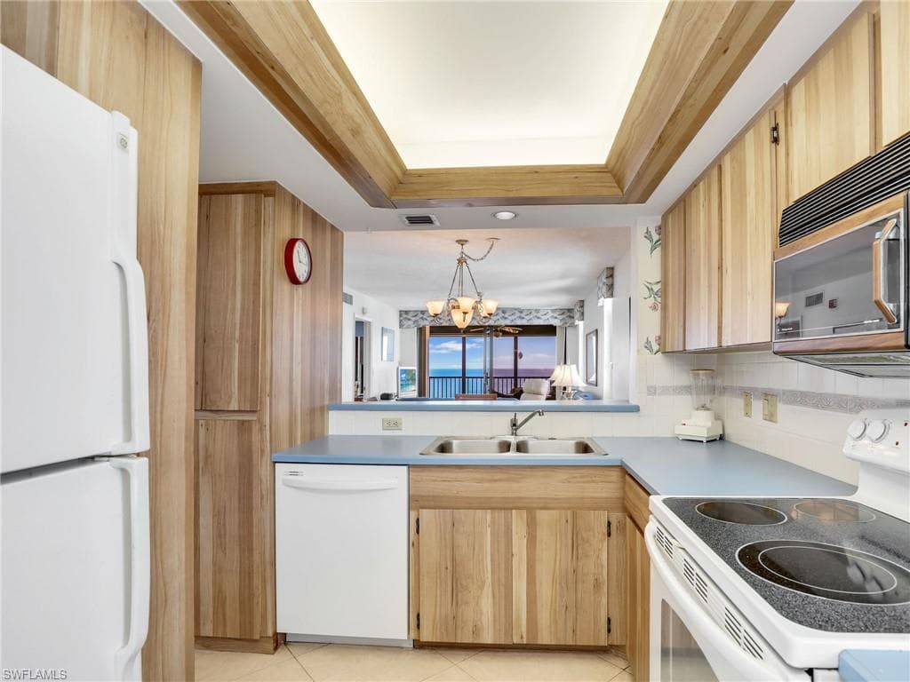 9415 Gulf Shore Dr 602, Naples, FL 34108-5